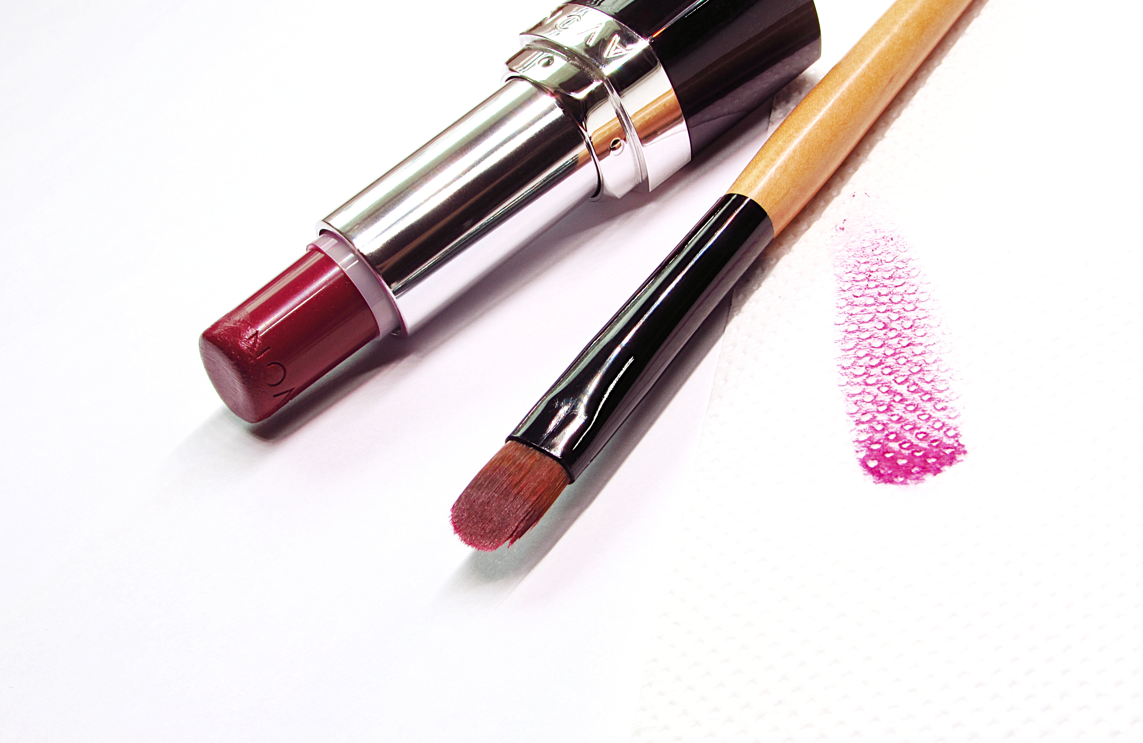 6 Little Known Reasons To Invest In a Lip Brush