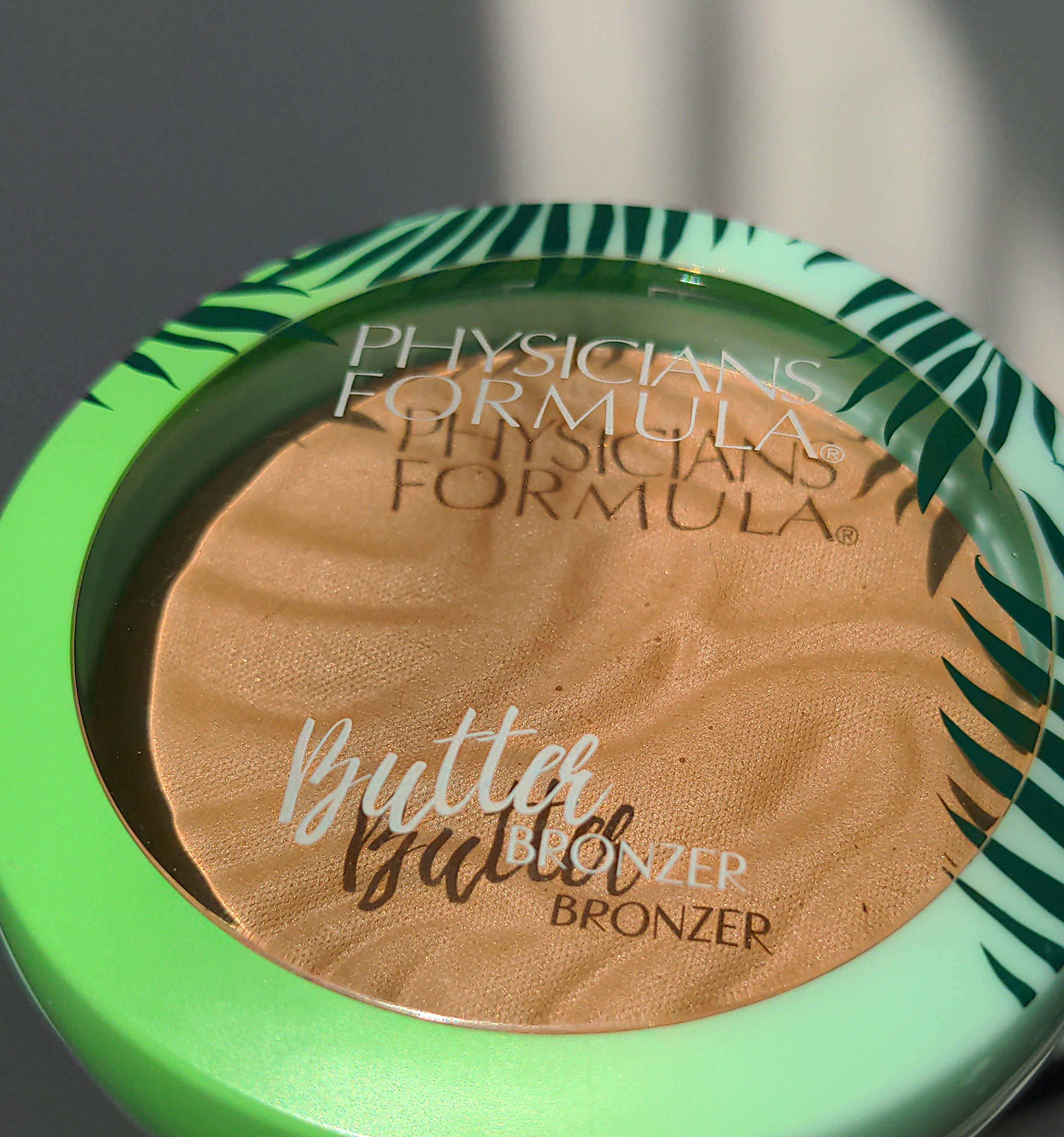 Physicians Formula Murumuru Butter Bronzer in Bronzer closed and up-close.